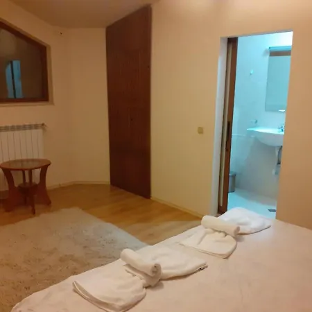 Two Bedroom With Fireplace And Mountain View Apartment